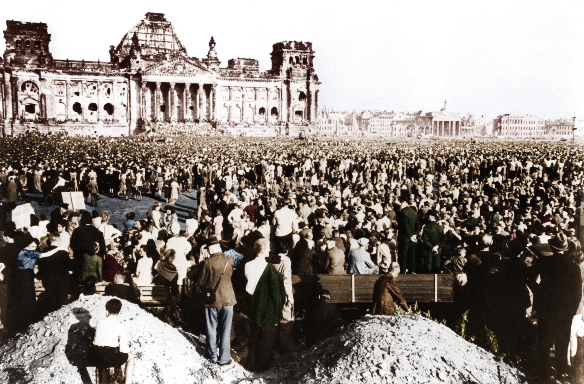 Für die Freiheit und die Einheit Berlins: An der Kundgebung vor dem Reichstag am 9. September 1948 nehmen 300.000 Menschen teil.  