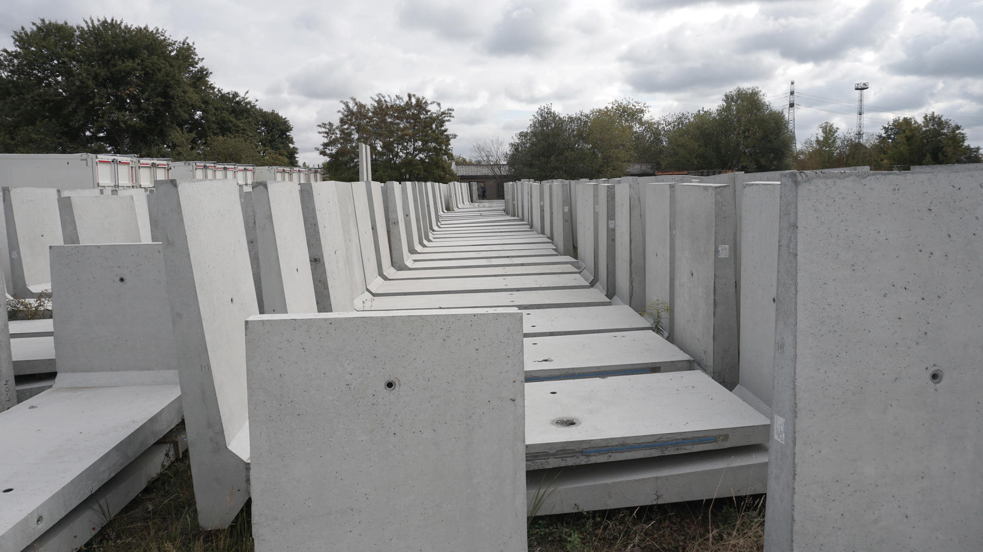Wohin damit? Die tonnenschwere Betonteile für den Mauer-Nachbau lagern an einem geheimen Ort. Unklar, was mit ihnen passiert. 