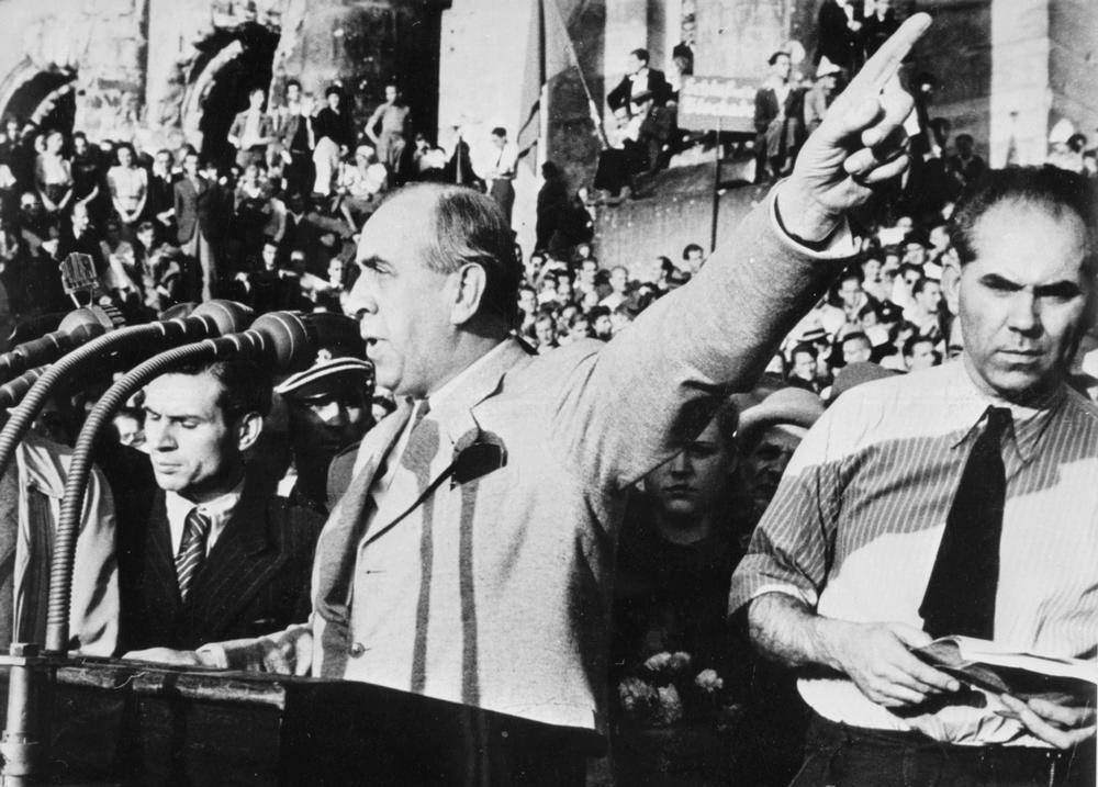 „Ihr Völker der Welt ...“ Ernst Reuter hält bei der Kundgebung vor der Ruine des Reichstags am 9. September 1948 eine Rede, die weltberühmt wird.  