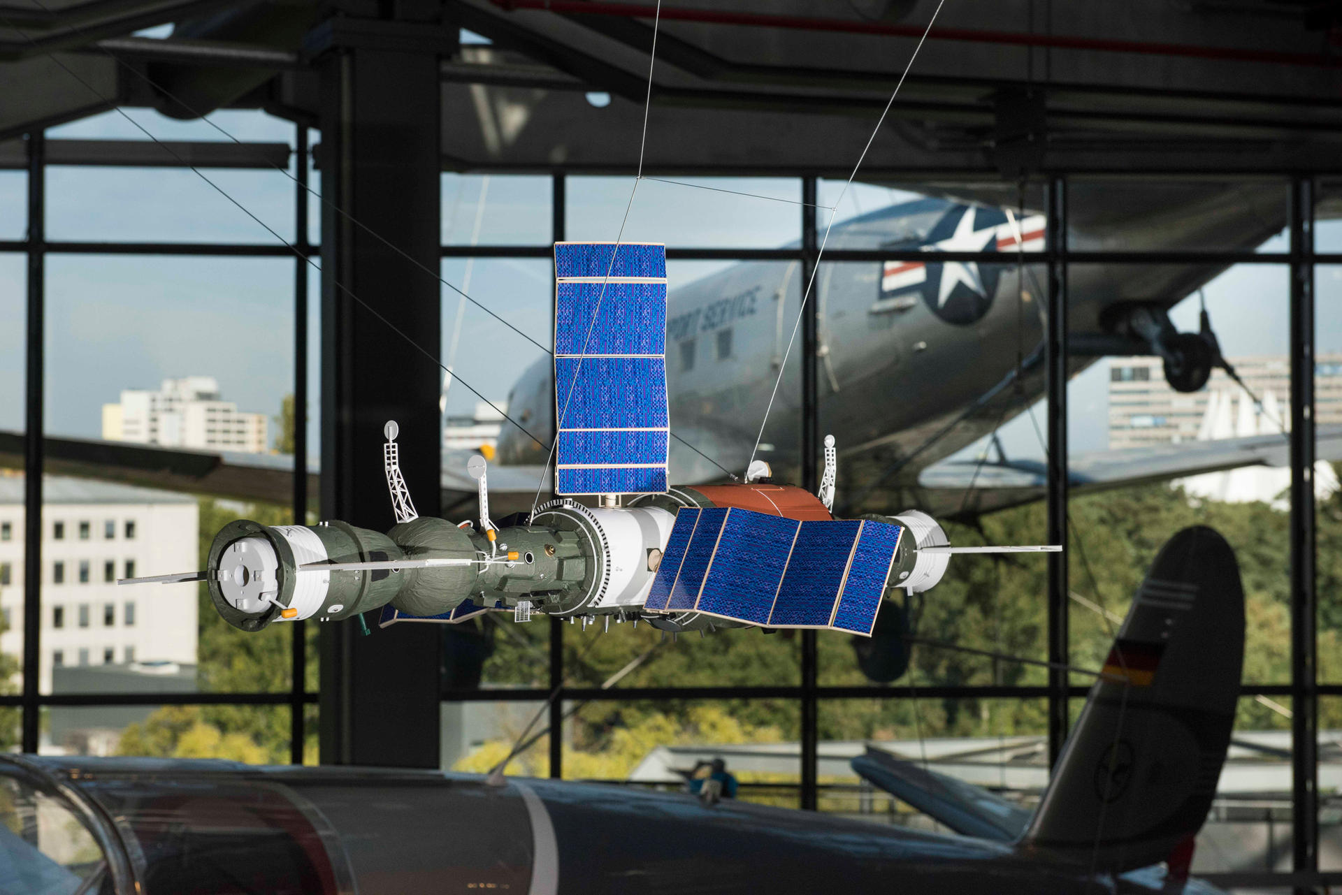 Das Modell der sowjetischen Raumstation Saljut 6 hängt im Maßstab 1:25 von der Decke des Deutschen Technikmuseums in Berlin-Kreuzberg. 