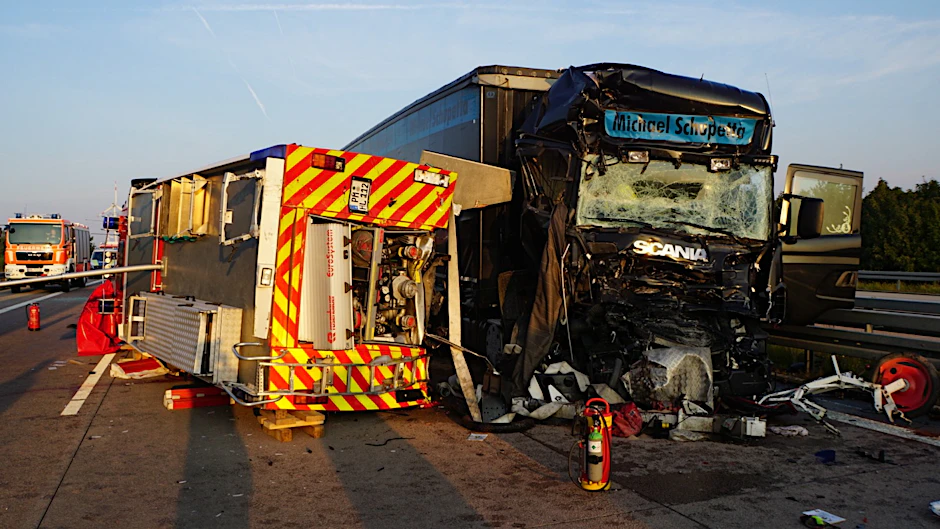 Der Unfall: Der schwarze Laster hatte den Feuerwehrwagen umgeworfen.