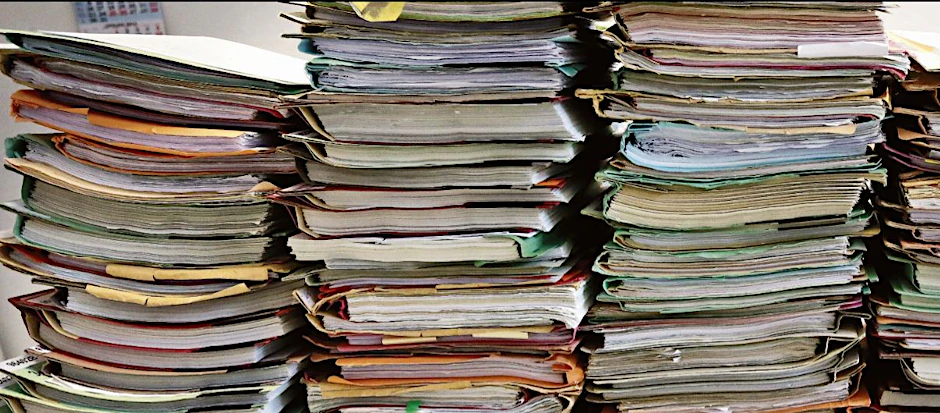Die Bürokratie in Berlin kann dafür sorgen, dass bei einigen Projekten ganze Aktenstapel entstehen (Symbolbild).