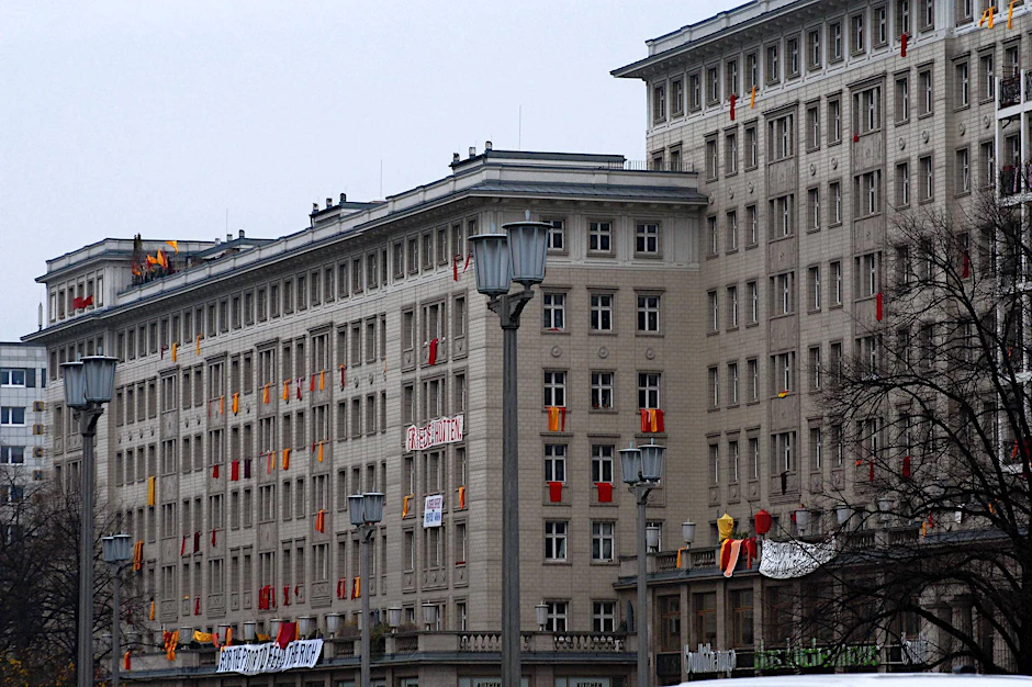 Protest in Rot und Gelb: Mieter des einstigen Prachtboulevards wehren sich.