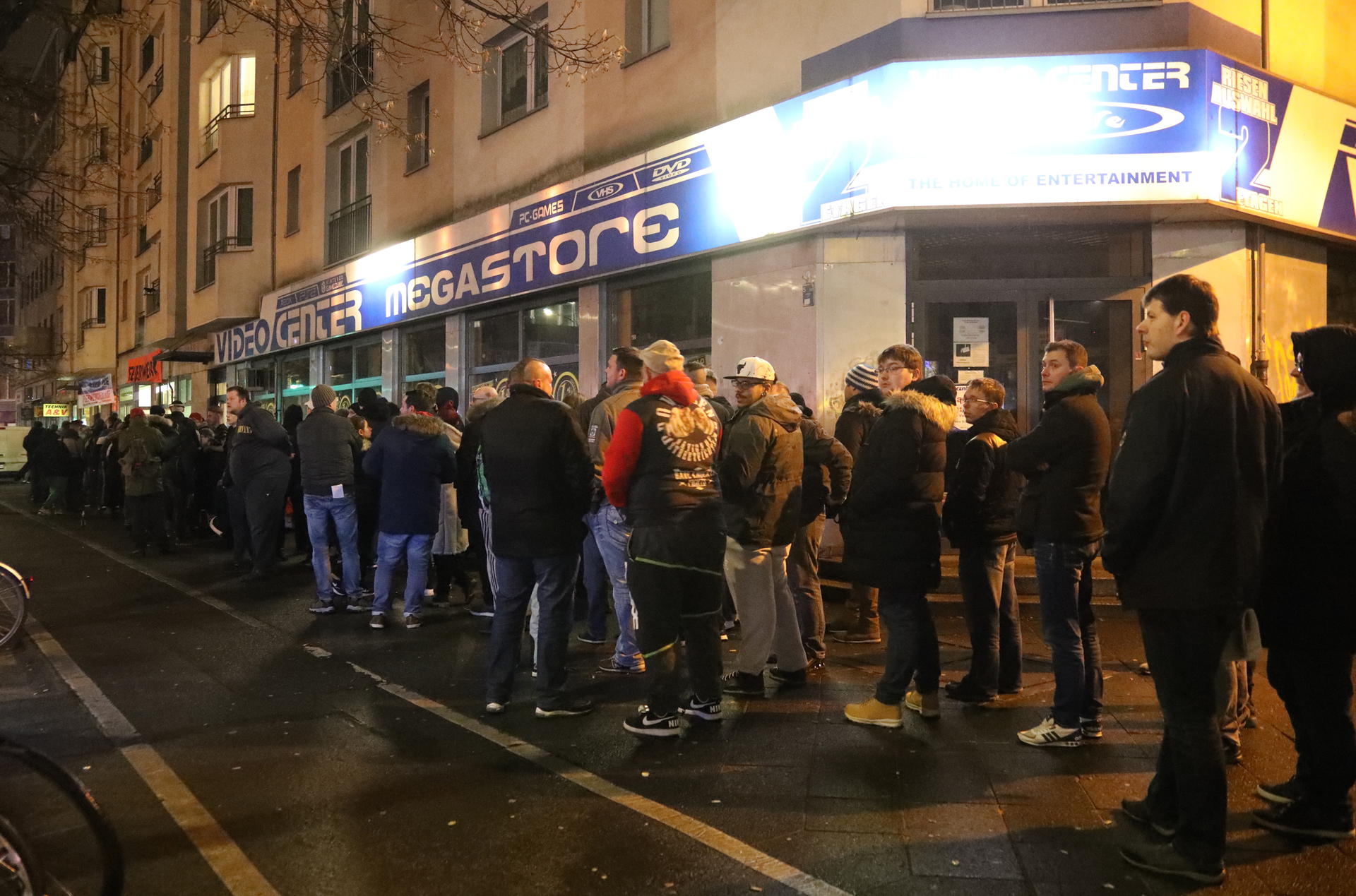 Kein Ende in Sicht, auch an der Straßenecke stehen die Leute nach wie vor an. 