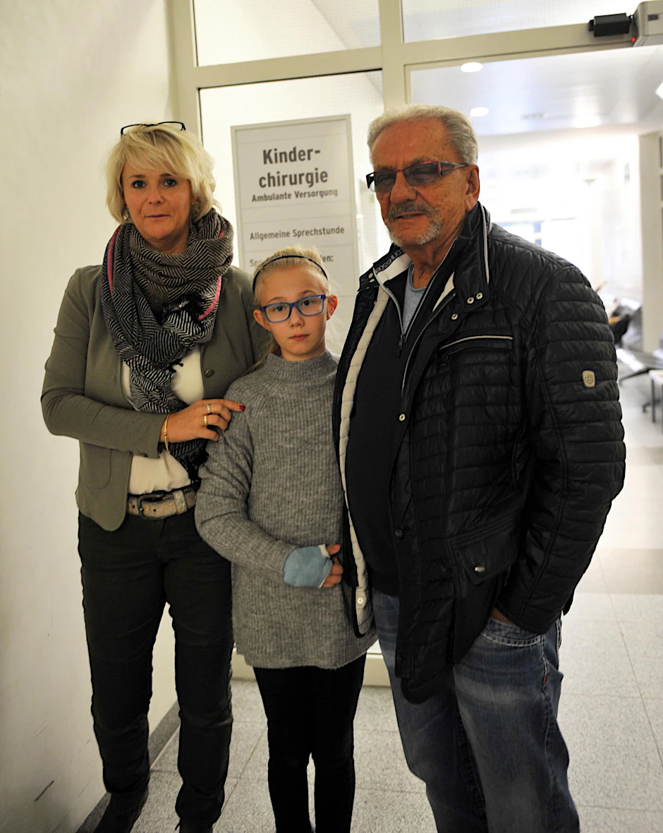 Victoria 11 mit ihren Eltern in der Kinderchirurgie des Virchow-Klinikums.