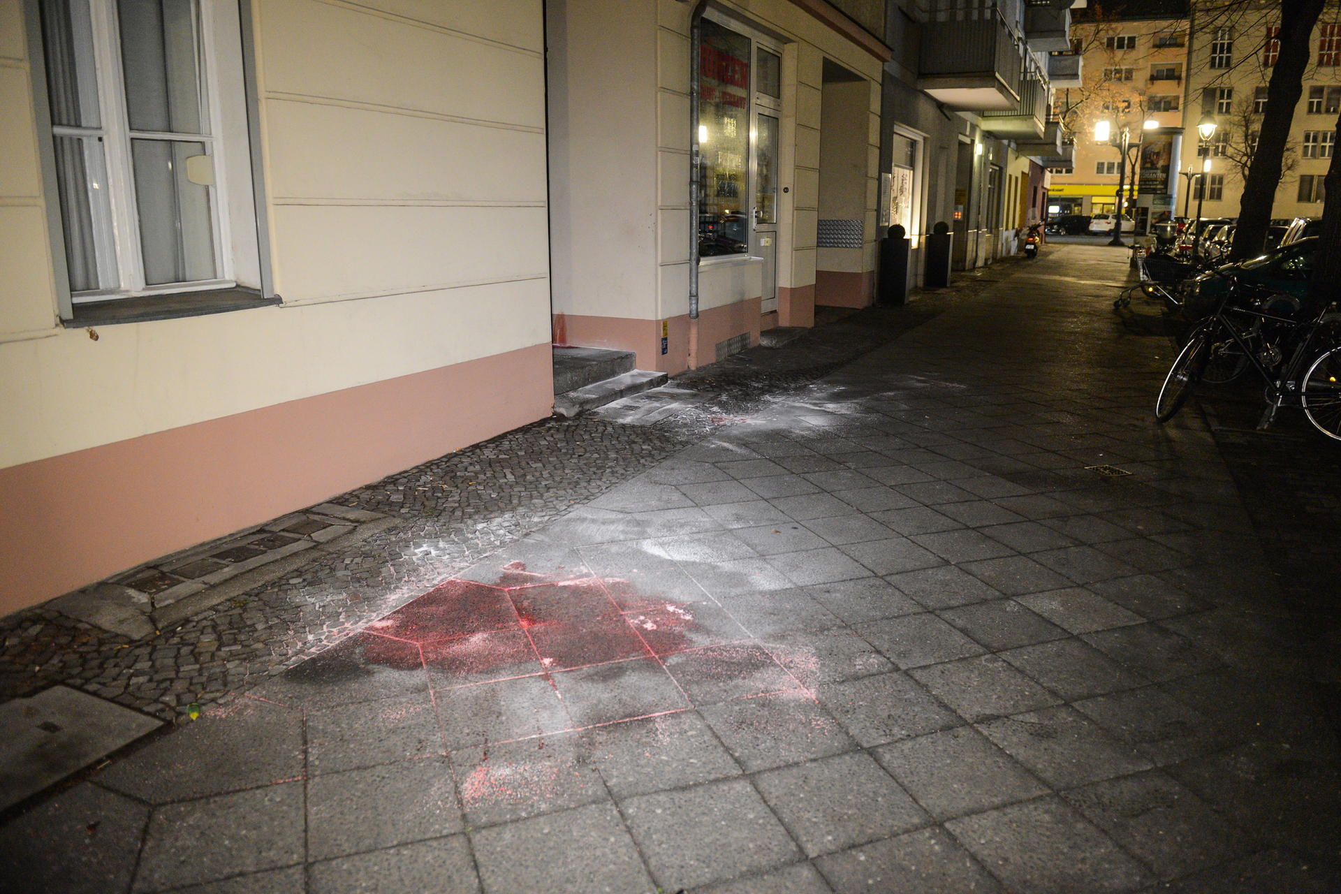 Rückertstraße in Berlin-Charlottenburg: Auf dem Bürgersteig ist eine Blutlache zu sehen. Zuvor wurde an der Stelle ein Mann auf offener Straße erschossen