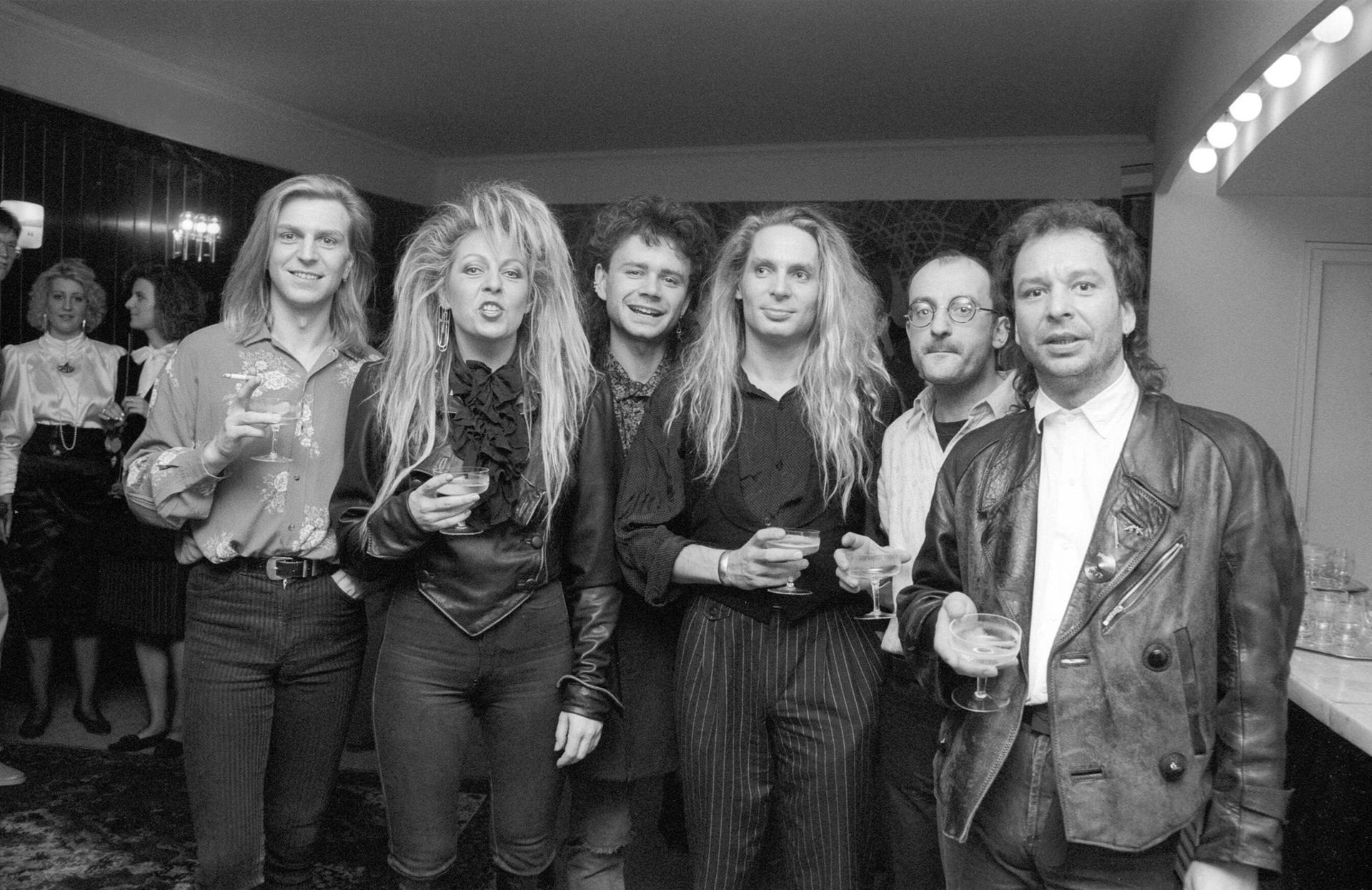 Silly mit der unvergessenen Tamara Danz. Das Foto von 1989 zeigt auch Gitarrist Thomas Fritzsching (2.v.r.) und Schlagzeuger Herbert Junck (re, starb 2005).    