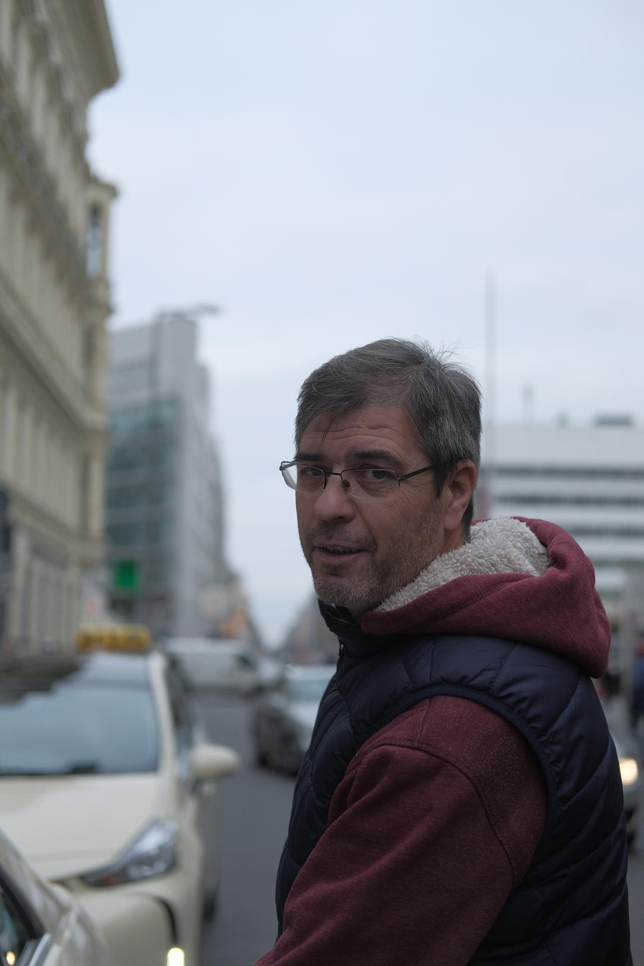 Der Fahrdienst Uber sei schlimmer als Berlkönig, so Fahrer Hasan Yilmaz. „Inzwischen gibt einfach zu viele Autos auf der Straße.