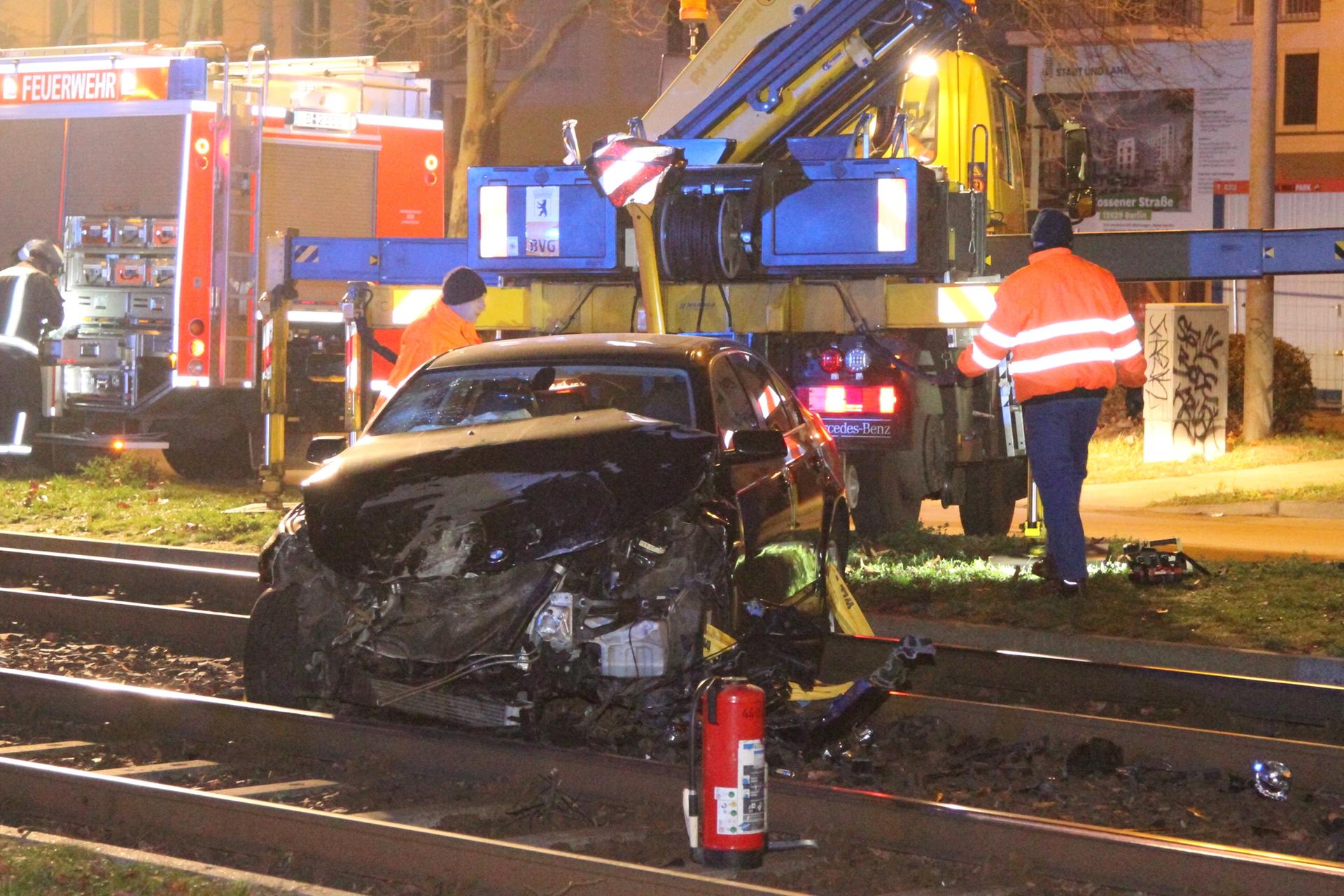 Hellersdorf, 14. Dezember 2018: In der Nacht zu Sonntag kam es in Hellerusdorf zu einem Verkehrsunfall. Nach ersten Informationen kam ein Pkw aus der Mittenwalder Straße und fuhr gegen einen Bordstein ein. Dabei landete der Pkw im Gleisbett und stieß in diesem gegen eine Straßenbahn. Laut Feuerwehr gab es zwei verletzte Personen. Die Zossener Straße war während der Bergungsarbeiten gesperrt.