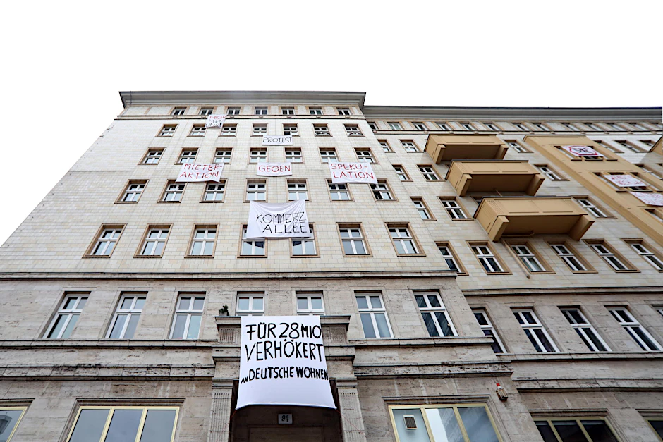 Protest per Plakat: Mieter der Häuser an der Karl-Marx-Allee demonstrieren an den Fassaden der Wohnhäuser gegen den Verkauf. 