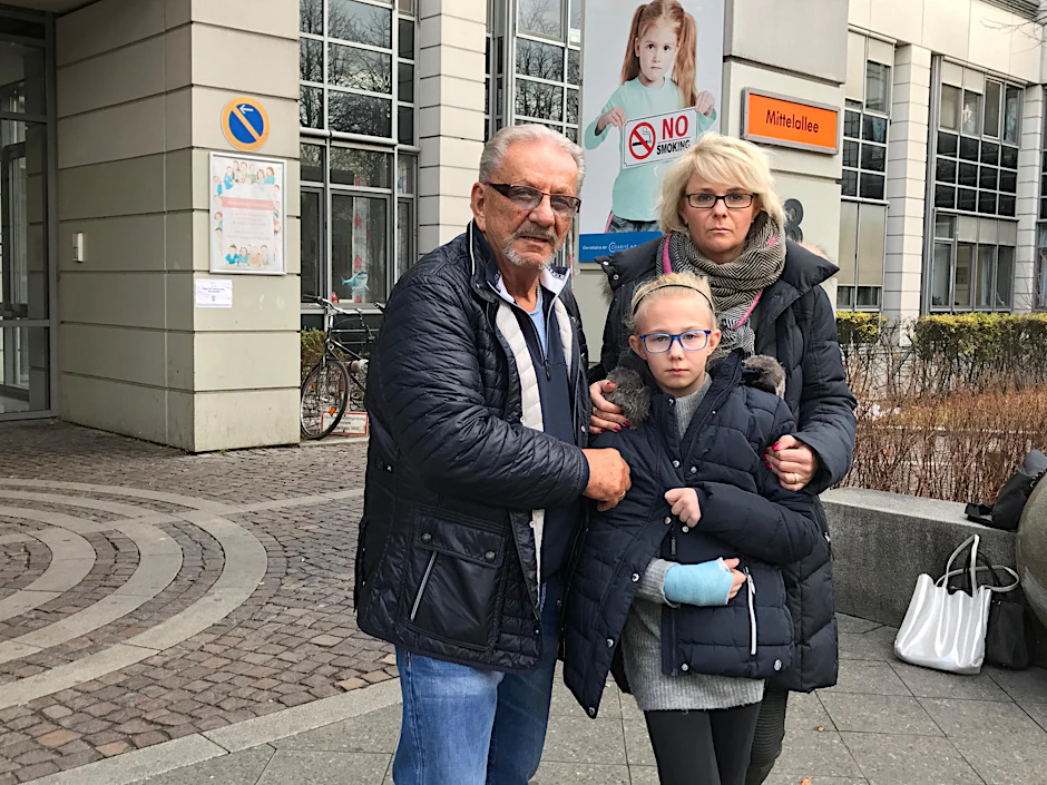 Victoria (11) musste am Dienstag erneut ins Virchow-Klinikum zur Nachkontrolle. Vater Klaus Jürgen Ulmann (73) und Mutter Brigitte Ulmann (48) begleiten die Tochter zur Untersuchung.