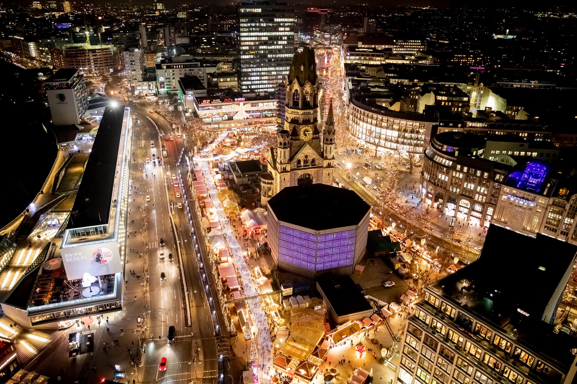 Am Breitscheidplatz kann auf dem Weihnachtsmarkt gefeiert werden, außerdem gibt es hier vier große Feuerwerke.