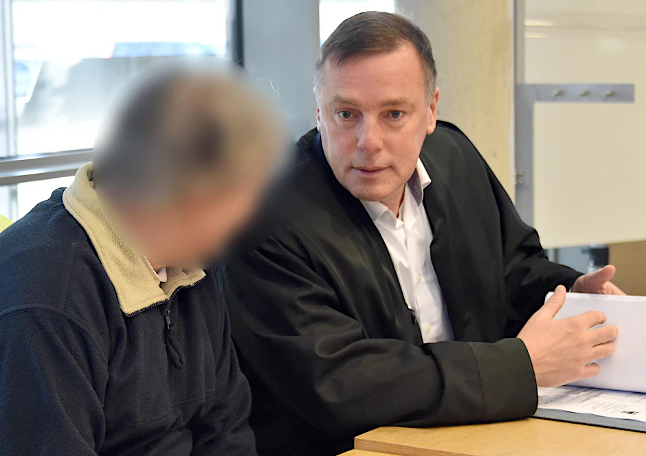 Der Angeklagte mit seinem Anwalt beim Prozessbeginn in Brandenburg/Havel.