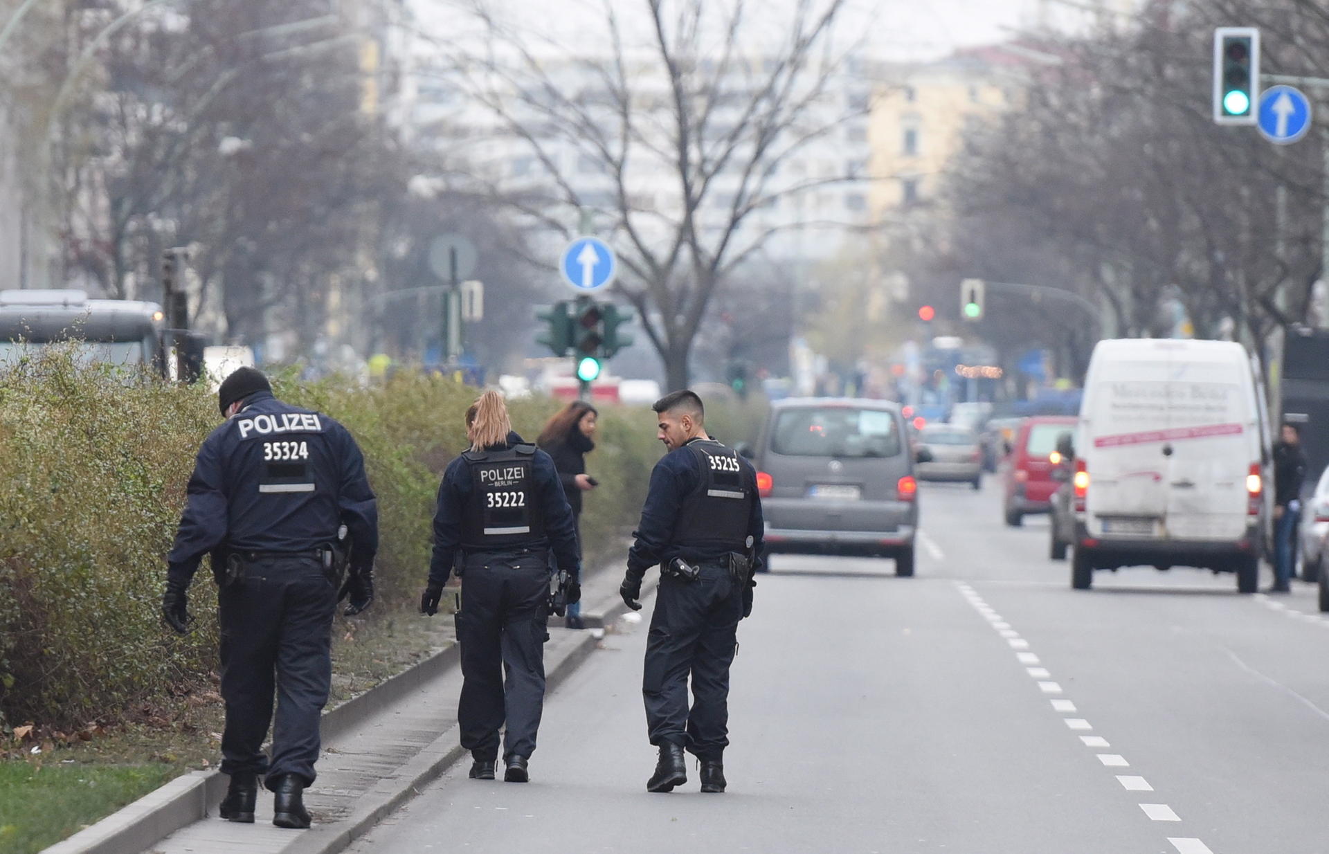 Beamte einer Einsatzhundertschaft suchen nach dem Projektil. 