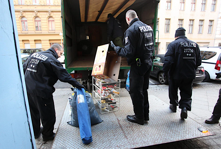 Ein Mannschaftswagen der Polizei steht in der Stendaler Straße vor dem Wohnhaus von Ali K. Der verdächtige ist dreifacher Vater und ein vorbestrafter Sexualstraftäter.