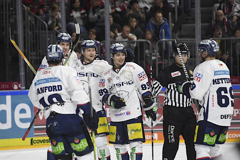 Als Mannschaft spielen, als Mannschaft jubeln, als Mannschaft siegen: die Devise der Eisbären.