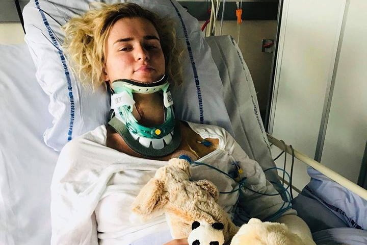 „Tanya“ Korenieva lächelt trotz ihrer Schmerzen. Fünf ihrer sieben Halswirbel sind gebrochen. 