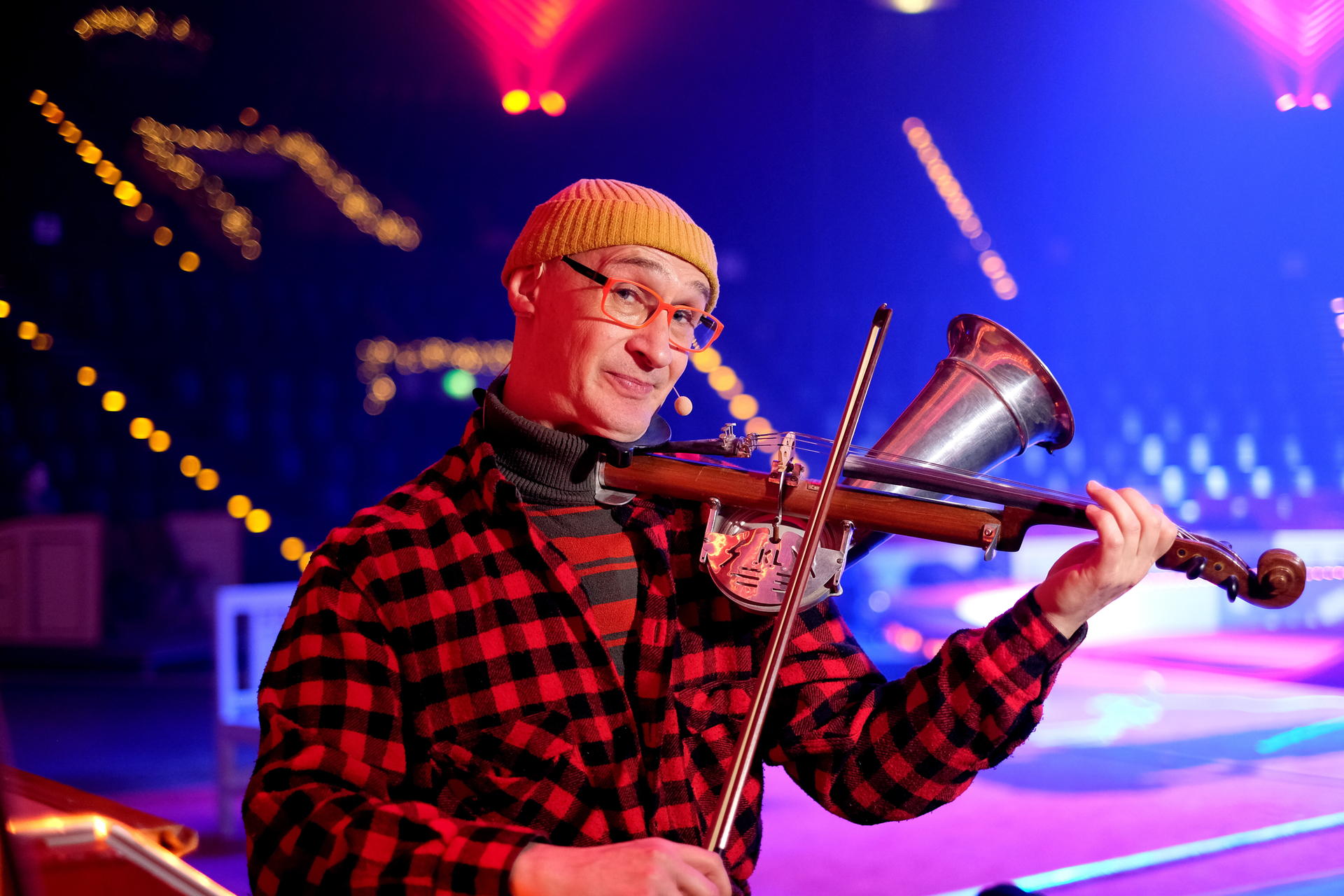 Der Roncalli-Clown Gensi spielt auf der Violintrompete und er bringt wassergefüllte Gläser zum Klingen.