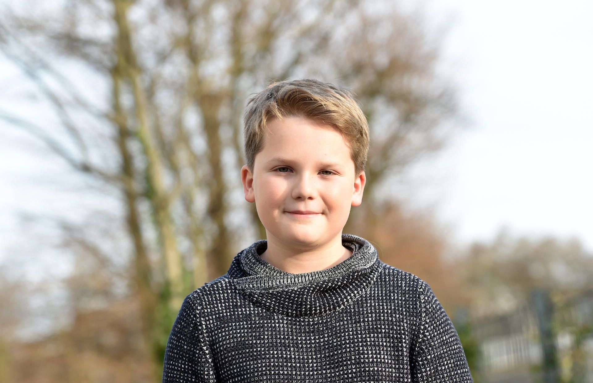 Schauspieler Julius Weckauf, der den jungen Hape Kerkeling im Film „Der Junge muss an die frische Luft“ spielt.