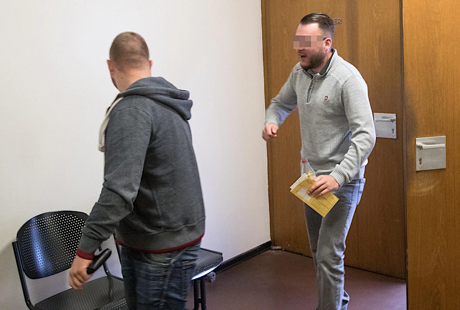 Zwei Knallköppe vor Gericht: Tobias T. (24, li.) und Nils O. (23) müssen für ihren Pollenböllerversuch blechen.