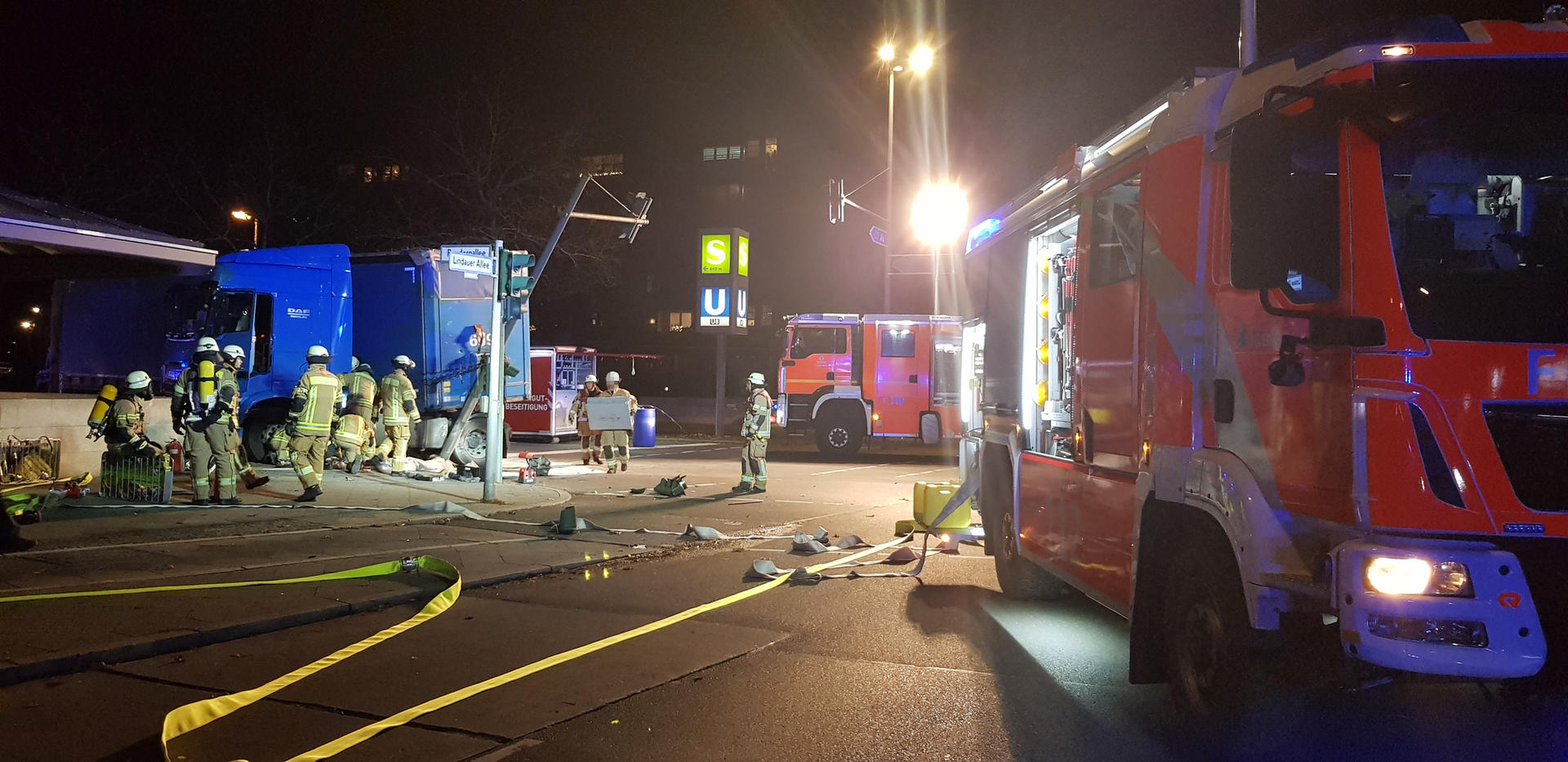 Reinickendorf, 30. Dezember 2018: Ein Lkw ist auf der Kreuzung Lindauer Allee/Roedernallee von der Fahrbahn abgekommen. Dabei hat das Fahrzeug einen Baum und ein Fahrzeug beschädigt sowie mehrere Liter Kraftstoff verloren. Wie es zum Unfall kam, ist noch unklar.