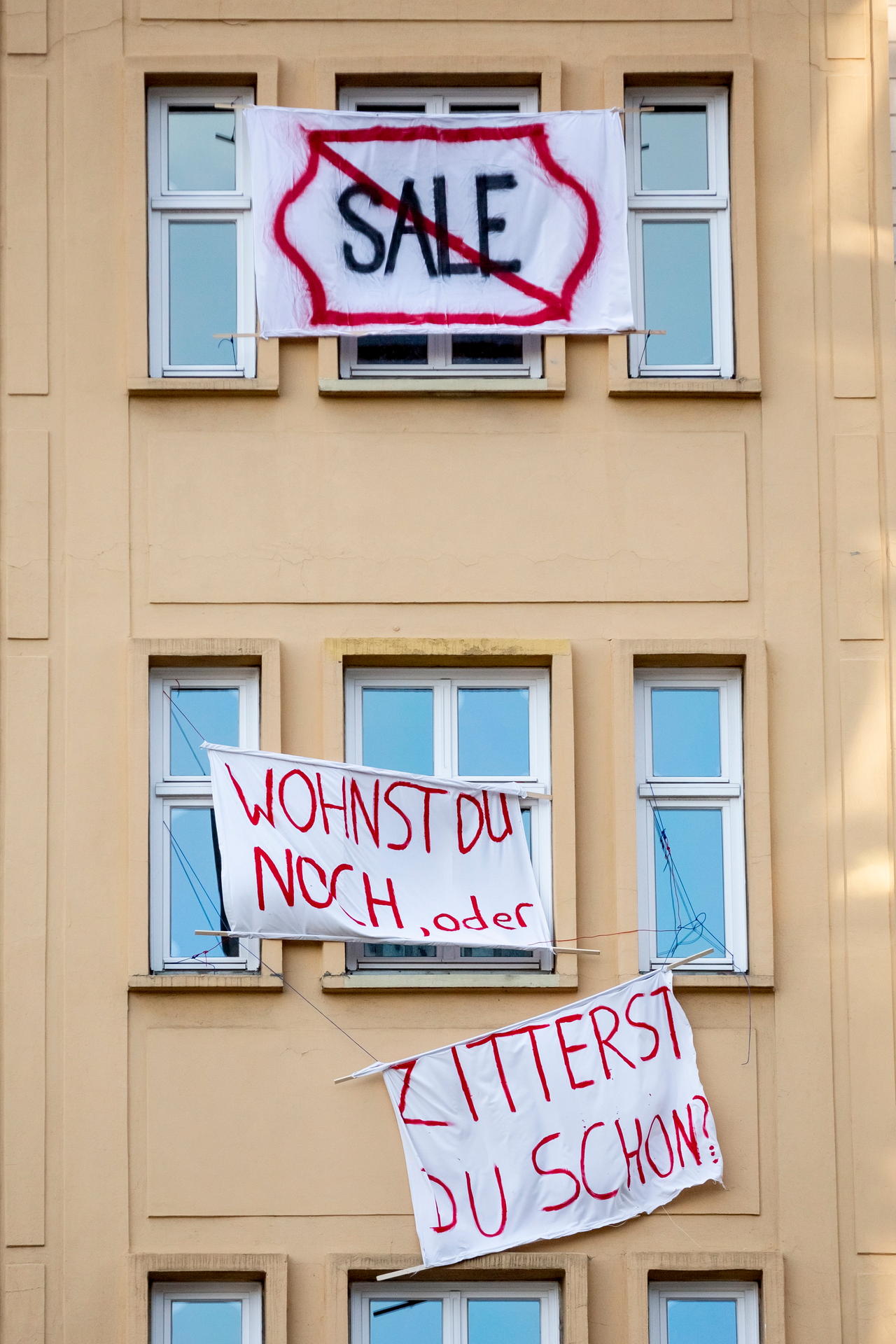 Angebrachte Transparente an Fassaden in der KMA.