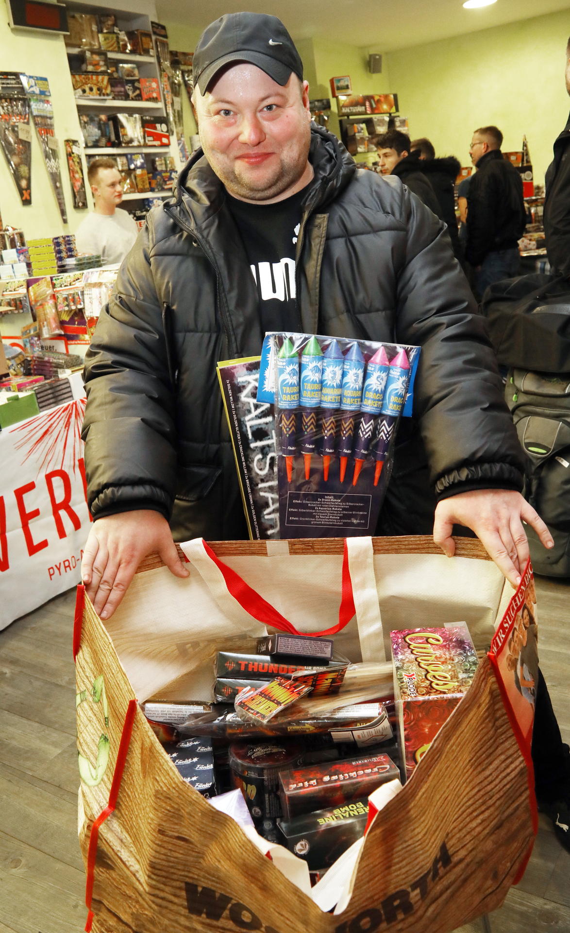 Sebastian füllte seine XXL-Einkaufstasche prall – nun steht aber noch eine Tour durch die Discounter an.