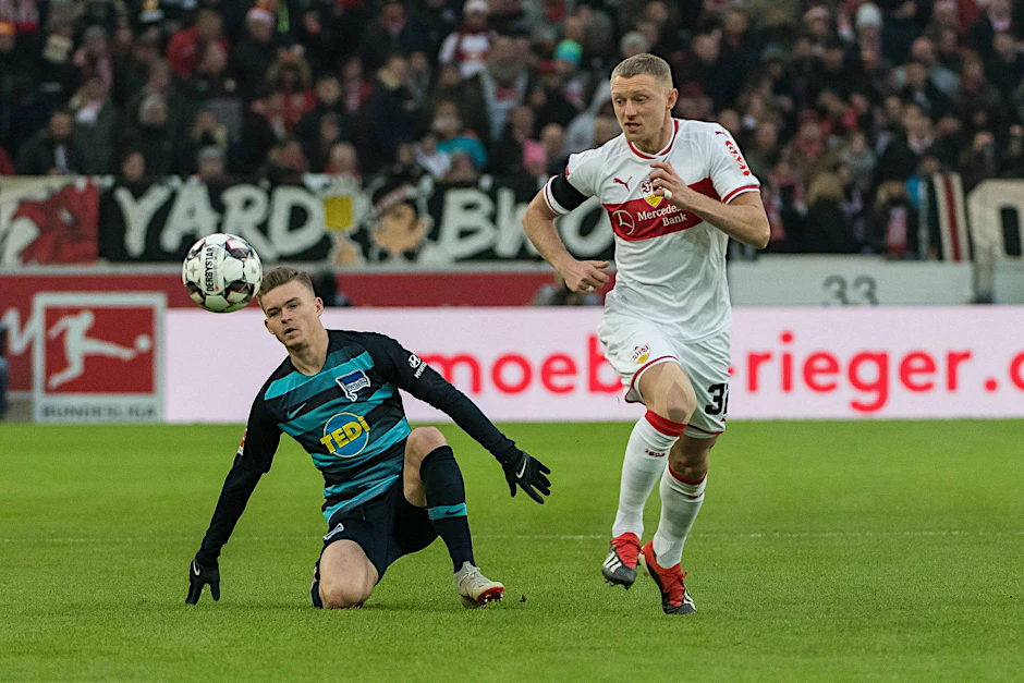 Andreas Beck läuft Herthas Torschütze Maxi Mittelstädt davon.
