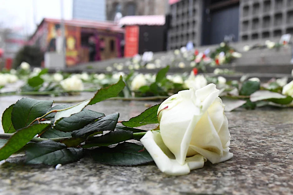 Blumen liegen am Gedenkzeichen für die Opfer des Anschlags am Breitscheidplatz – zwei Jahre ist es her, dass der Islamist Anis Amri einen LKW auf den Weihnachtsmarkt steuerte und dabei 12 Menschen tötete. 