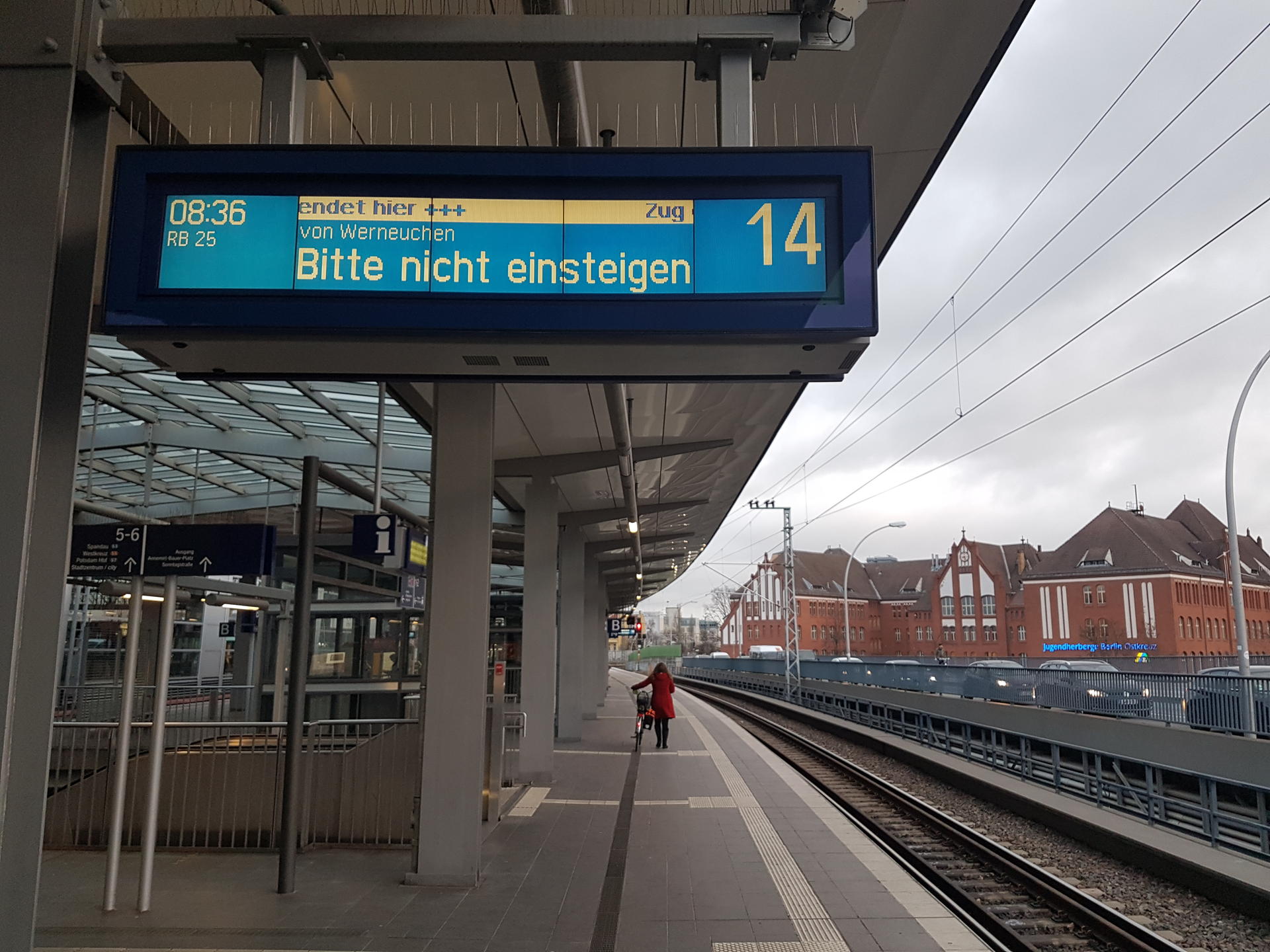 Verlassene Bahnsteige am Ostkreuz. Man sollte es wie die Dame im roten Mantel machen und einfach das Fahrrad nehmen.