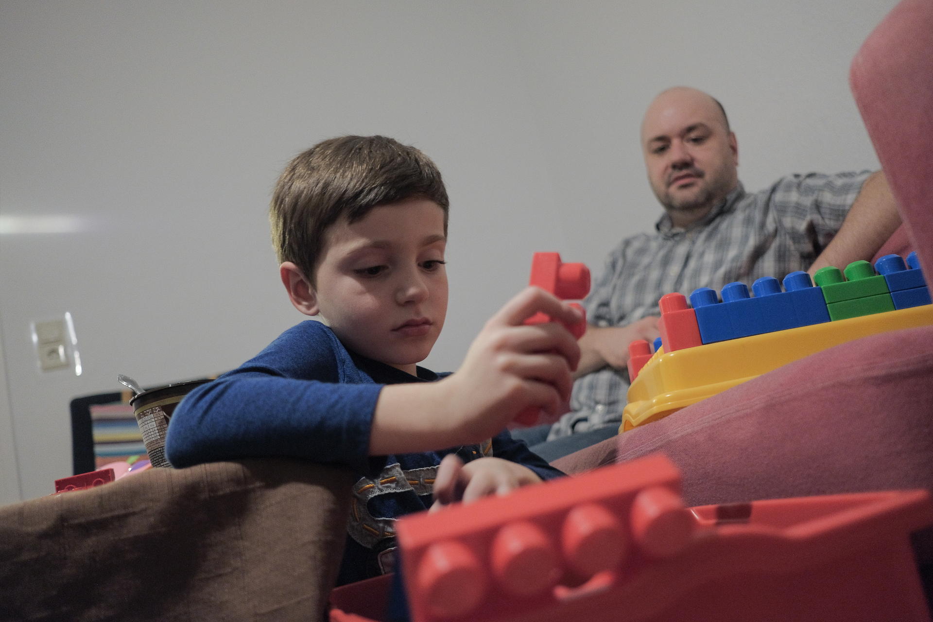 David und sein Vater: Mit Legosteinen spielt der Junge gern und ausdauernd.