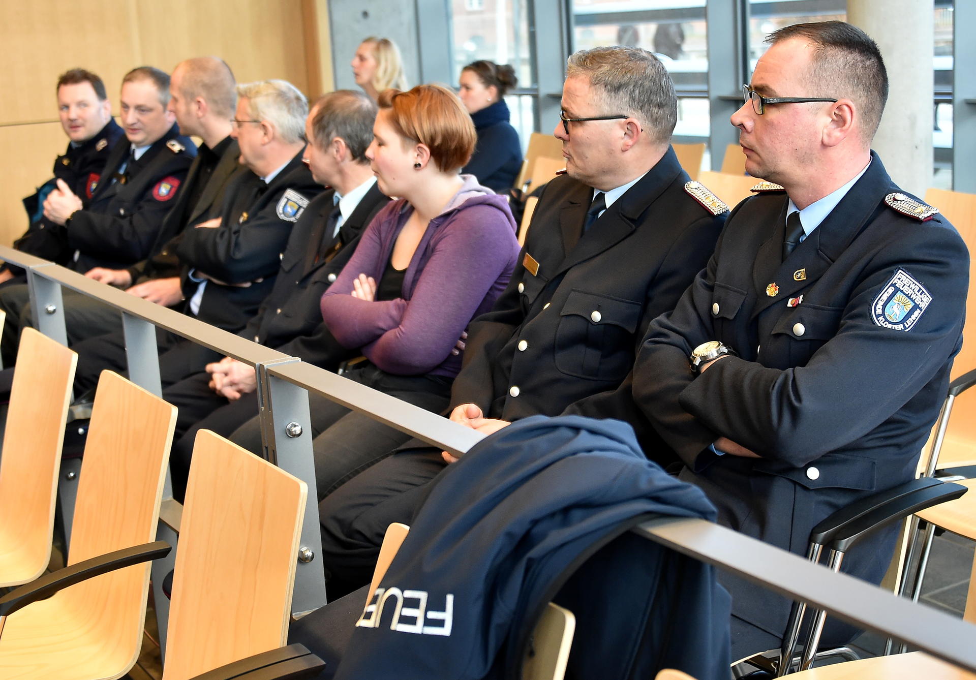 Kollegen und Kolleginnen der toten Feuerwehrleute verfolgen den Prozess im Amtsgericht.