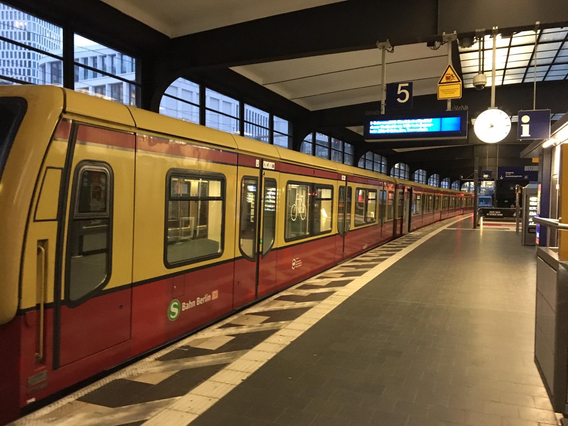 Stillleben am Bahnhof Zoo: Die S-Bahn fährt nicht mehr. 