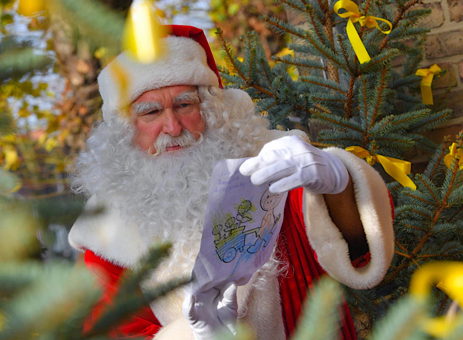 Der Weihnachtsmann vor der Weihnachtspostfiliale.