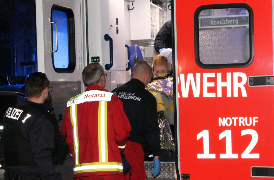 Der Mann, der in der Spree trieb, wird von Rettungskräften der Feuerwehr versorgt