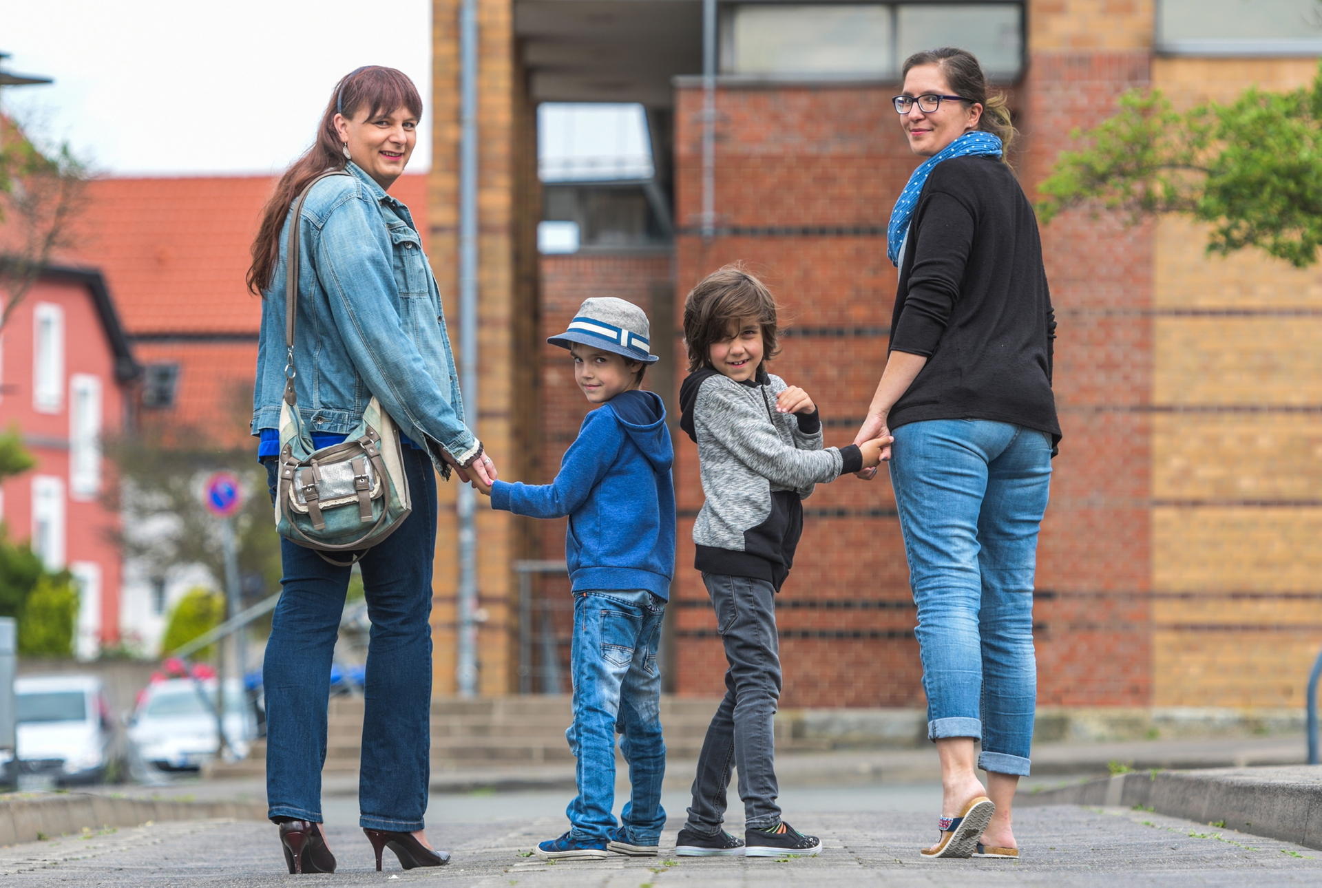 Nina M. Jaros (46) mit Ehefrau Jane (36) und ihren zwei Söhnen (7 und 9 Jahre).
