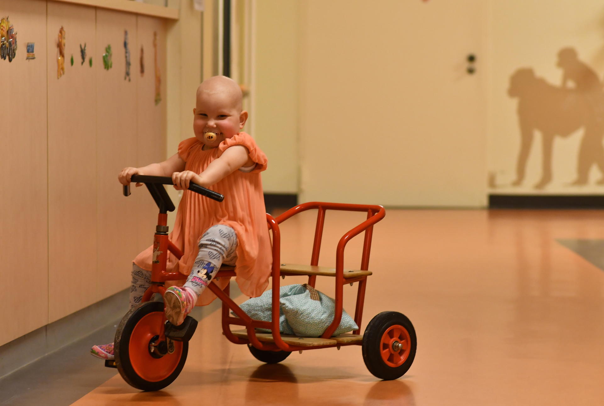 Paula düst mit dem Dreirad über den Klinikflur. Beim Spielen kann sie die Qualen kurz vergessen.