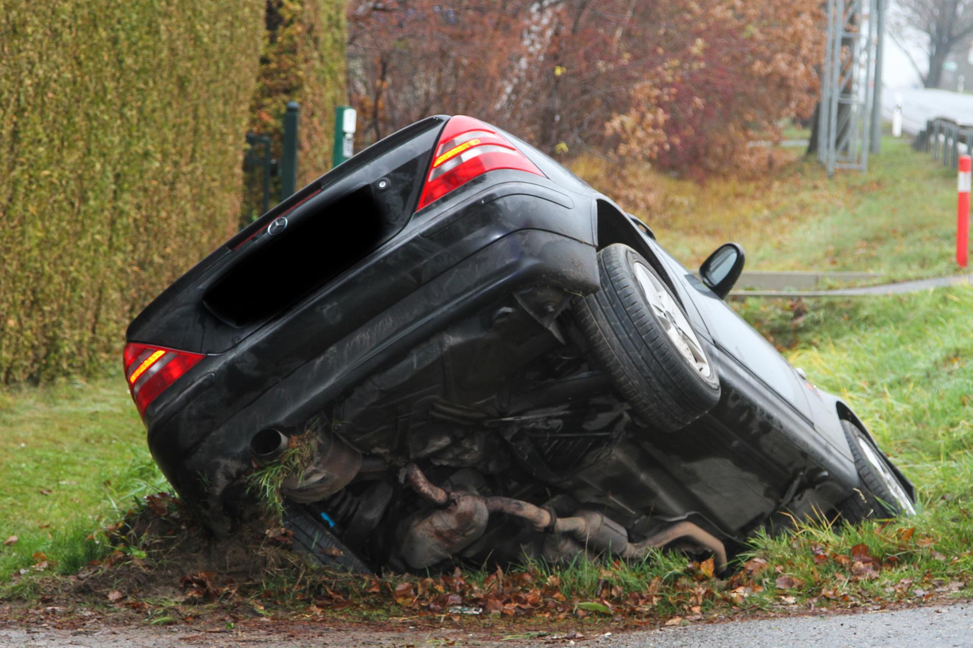 Bundesstraße B2, 7. Dezember 2018: Zwischen Bernau und Schwanebeck kam in Fahrtrichtung Berlin aus bisher noch ungeklärter Ursache ein Pkw von der Fahrbahn ab und landete im Straßengraben. Der Fahrer kam verletzt ins Krankenhaus. Die B2 war in Höhe der Autobahnanschlussstelle während der Bergungsarbeiten voll gesperrt.
