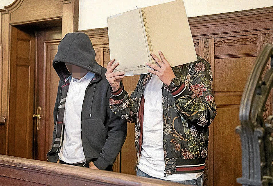 Die beiden Angeklagten verstecken vor Gericht ihre Gesichter. 