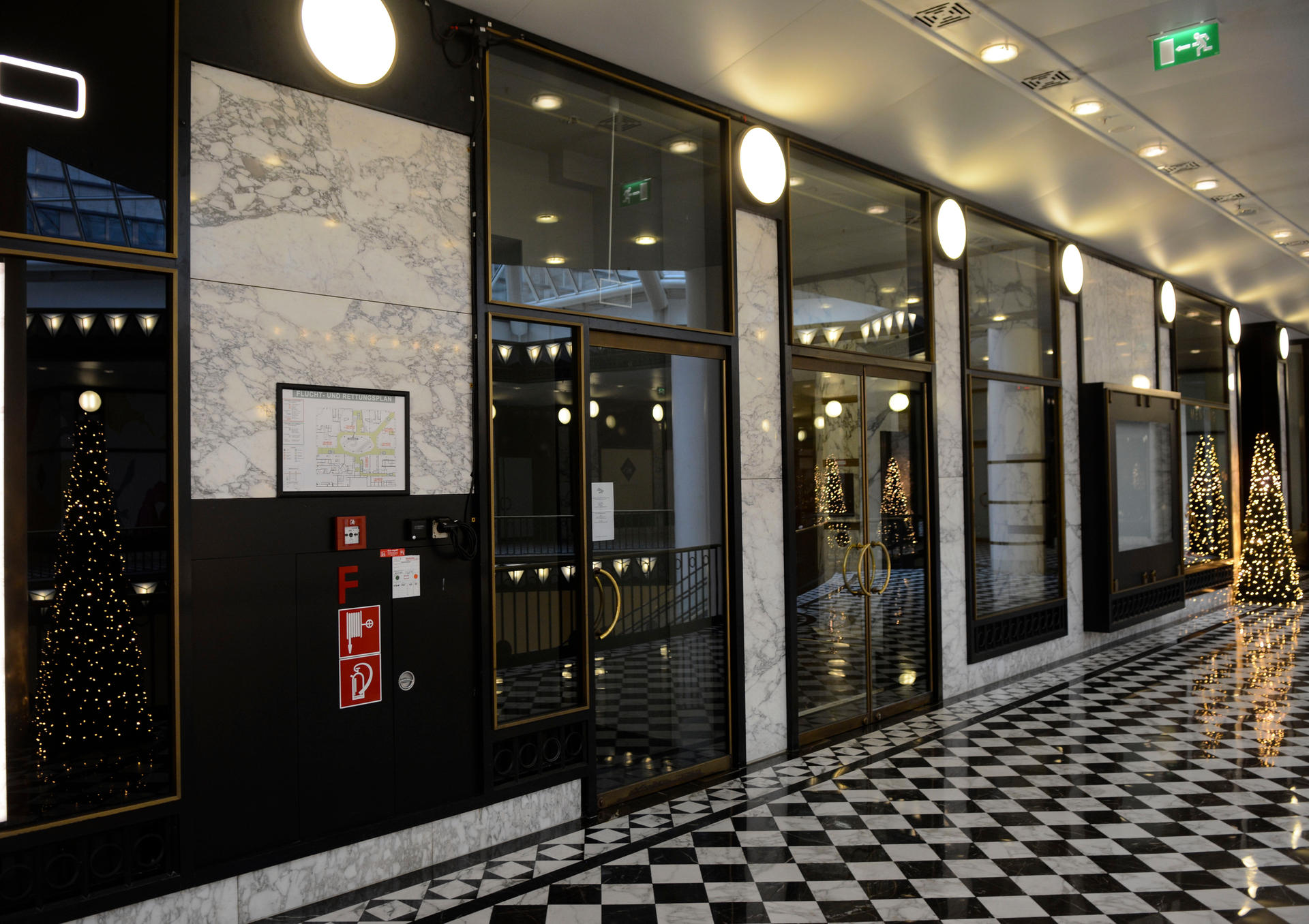 Einige der leeren Läden in der Friedrichstraße in einer Passage im Quartier 205 und im Quartier 206. 