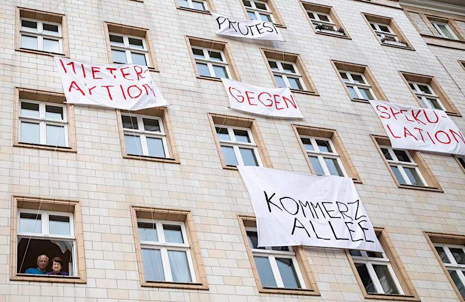 Plakate gegen den Verkauf von Mietwohnungen in der Karl-Marx-Allee an die deutsche Wohnen.