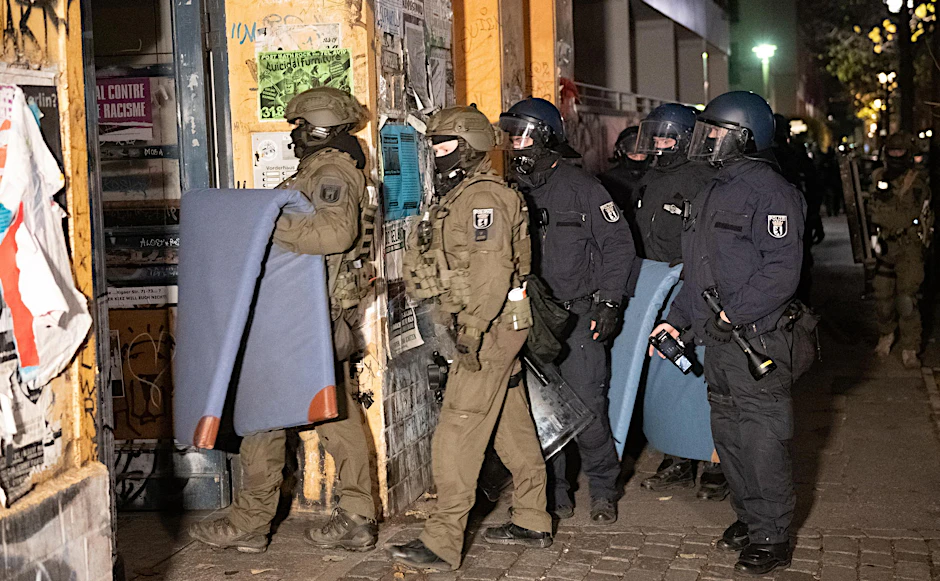 Polizeieinsatz an der Rigaer Straße: Hier werden Polizisten immer wieder Ziel von Attacken. 