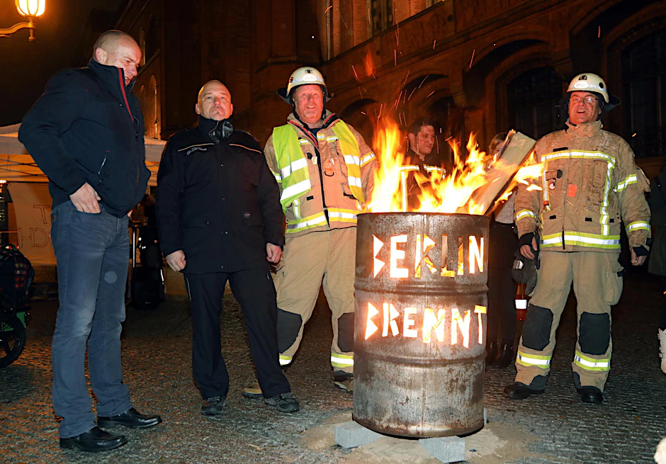 Demo an der Tonne: Berlins Feuerwehrleute stehen ab jetzt wieder jeden Freitag am Roten Rathaus, um gegen die Zustände im Rettungsdienst zu protestieren.