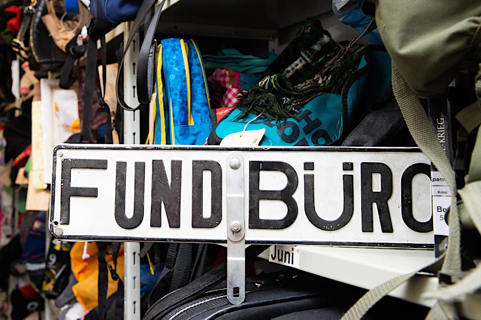 Ein Schild mit der Aufschrift "Fundbüro".