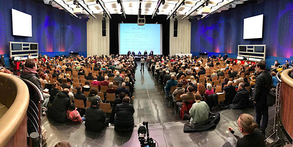 „Die Zeit läuft“: Rund 500 besorgte Mieter kamen am Freitag ins Kino Kosmos. Bis zum 5. Januar müssen sie sich entschieden haben, ob sie sich vom Senat retten lassen wollen.  