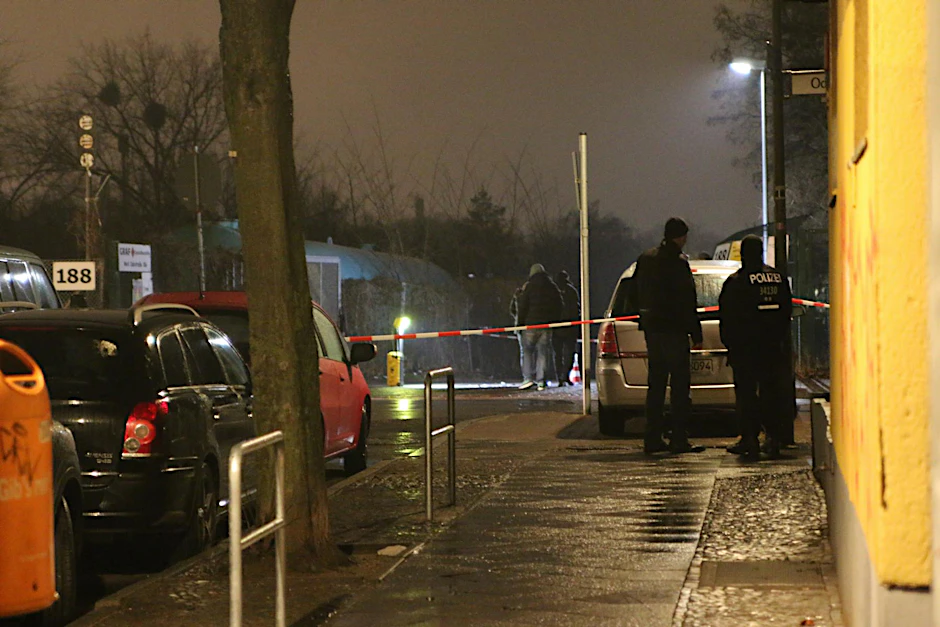 Ermittler in der Oderstraße in Neukölln. Hier wurde eine schwer verletzte Frau gefunden.
