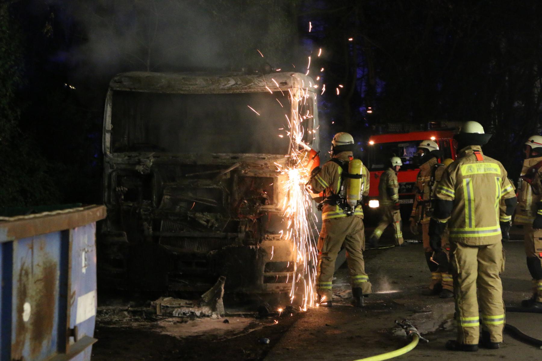 Kreuzberg, 14. Dezember 2018: In der Lilienthalstraße in Kreuzberg brannte gegen 2.50 Uhr das Fahrerhaus eines Lkws vollständig aus. Es wird von Brandstiftung ausgegangen.