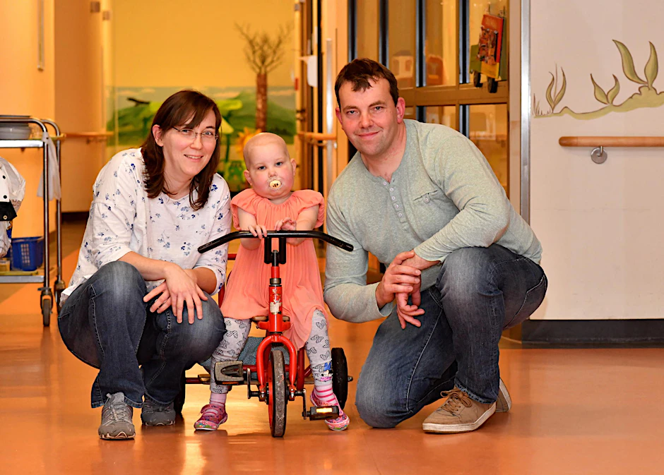 Ihre Mama und ihr Papa sind immer bei ihr und haben nur einen Wunsch zu Weihnachten: Dass ihre Paula überleben wird.