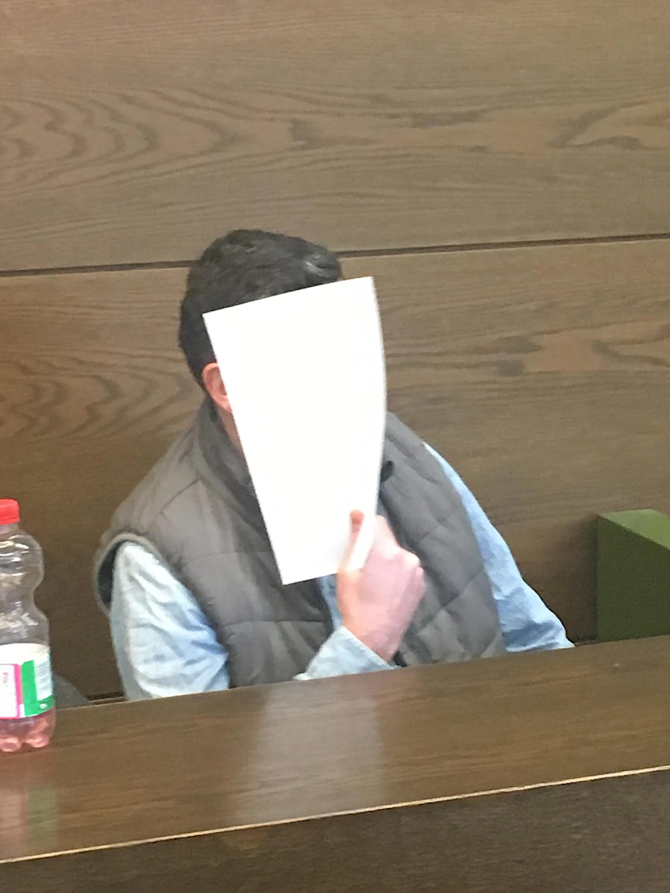 Vor Gericht versteckte der Langfinger sein Gesicht.