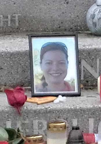 Nada Cizmar wurde 34 Jahre alt. Am 19. Dezember 2016 kam sie auf dem Breitscheidplatz ums Leben. Ihr Foto steht auf einer der Stufen.